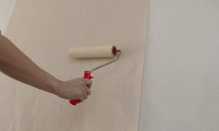 Можно ли клеить обои на побеленные стены и как правильно выполнить работу