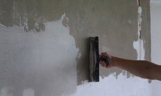 Как поклеить обои на штукатурку и можно ли обойтись без шпаклевки